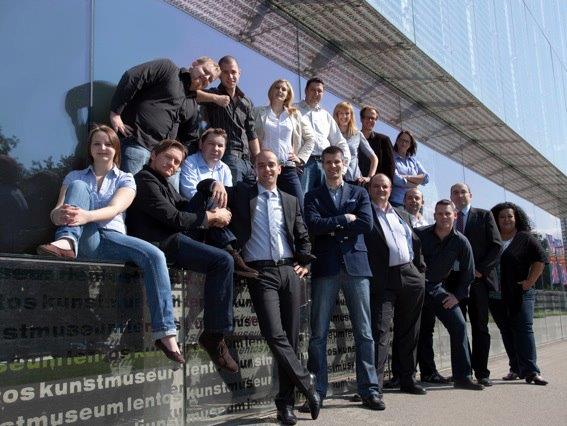 Gruppenfoto auf der Treppe vor dem Lentos Kunstmuseum