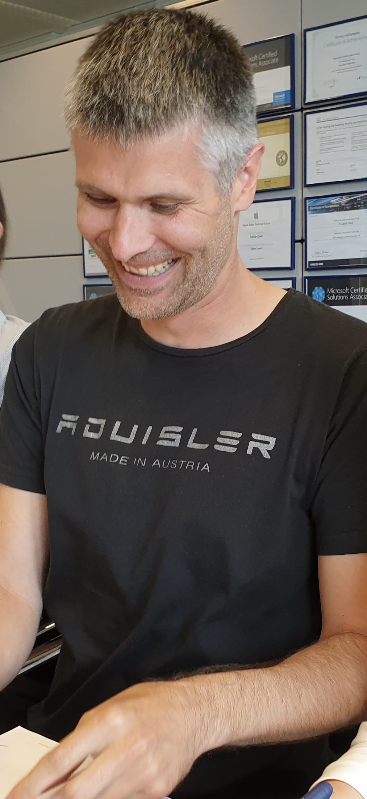 Michael Eisler lächelt in einem T-Shirt mit dem Schriftzug Advisler – Made in Austria.