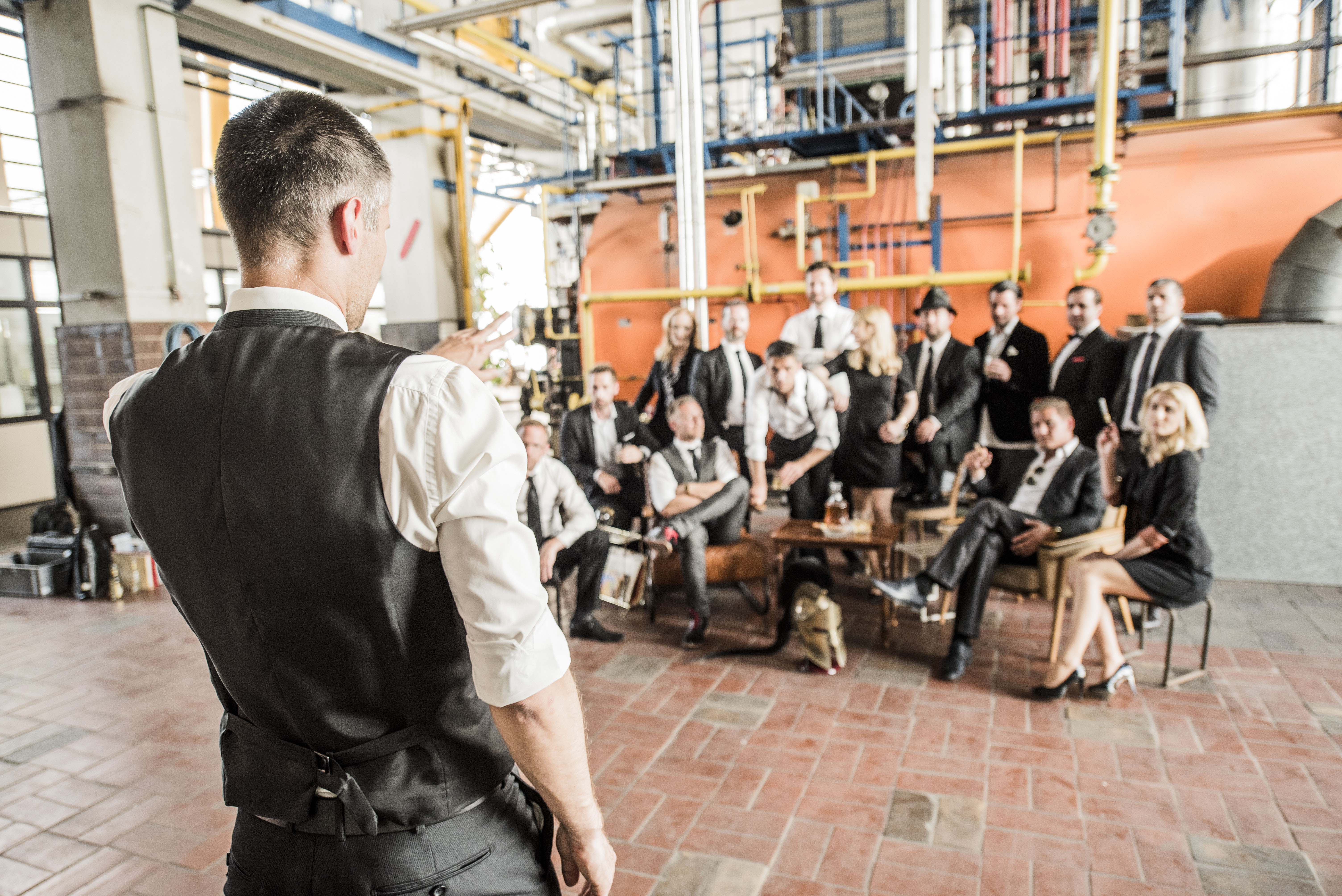 Michael Eisler von hinten, gestikulierend vor der Gruppe beim Ratpack-Fotoshooting
