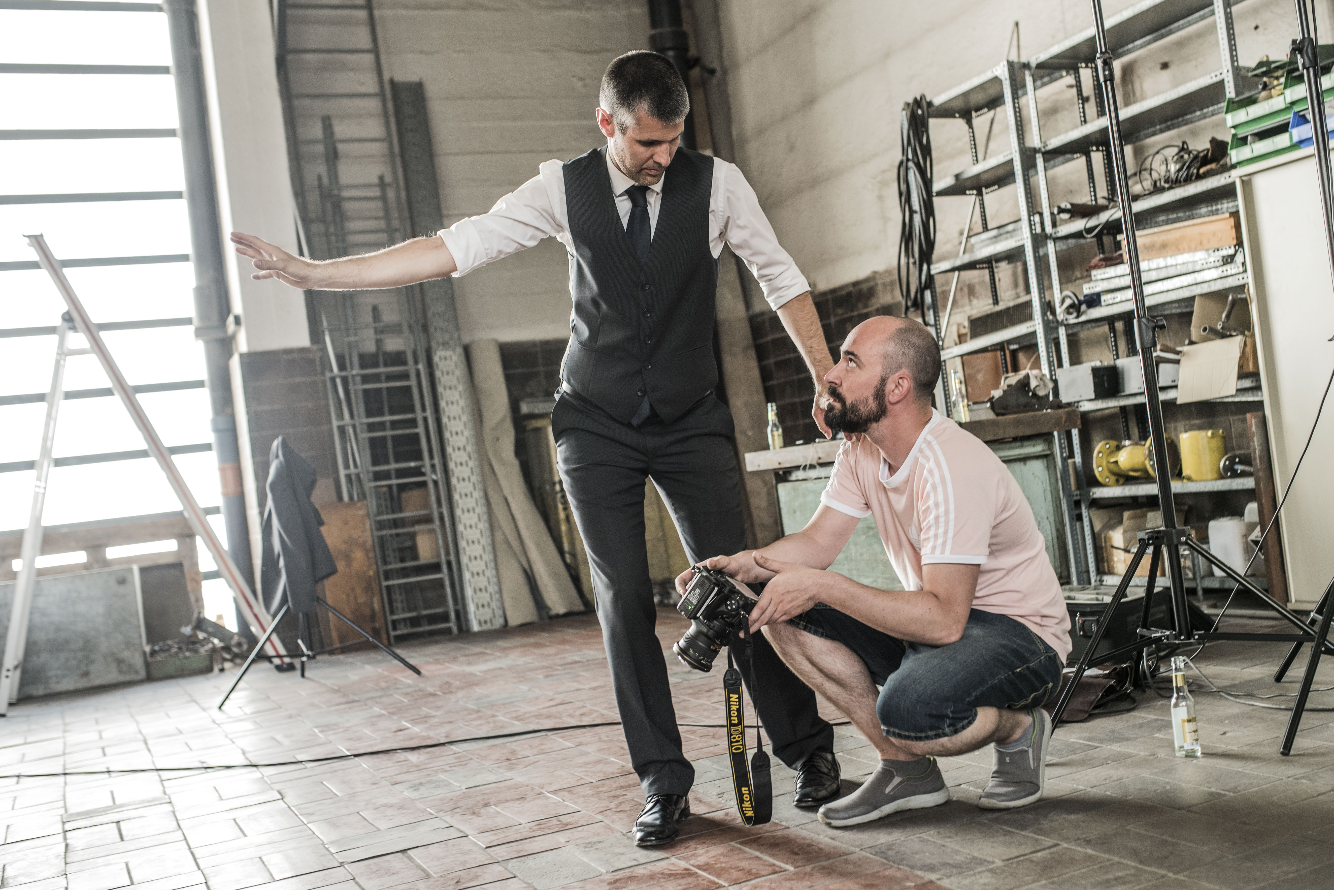 Michael Eisler mit ausgestrecktem Arm neben dem Fotografen in einer Industriehalle