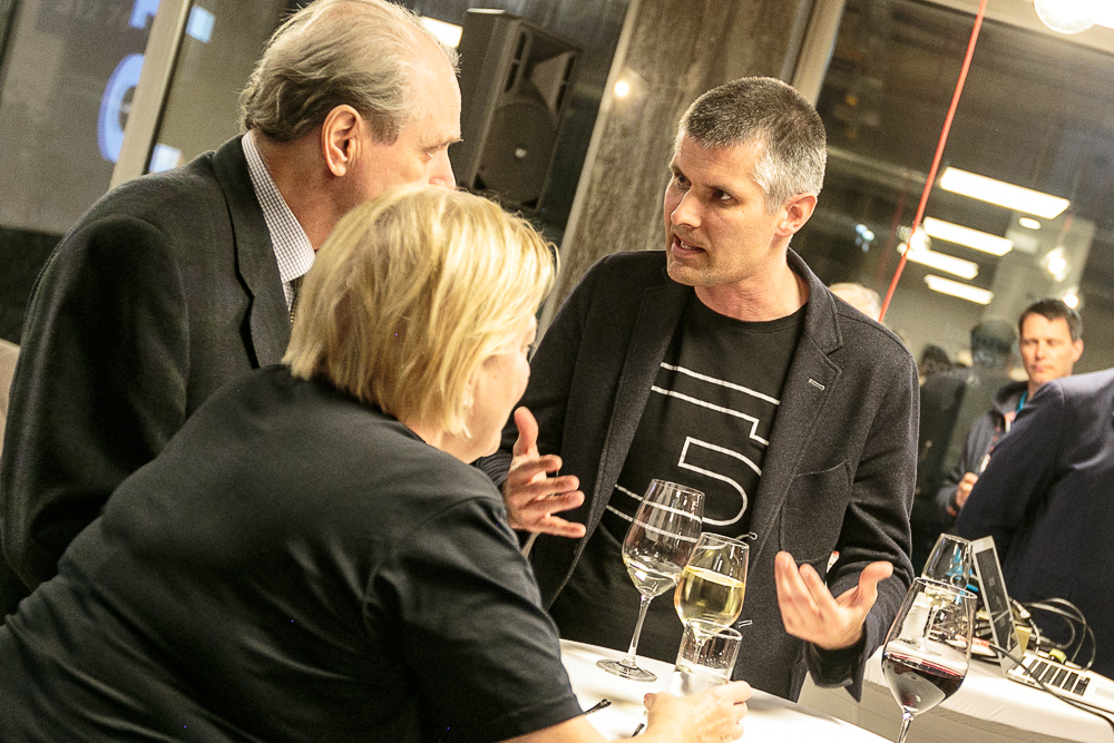 Gespräch am Stehtisch bei der startup300-Börsenparty