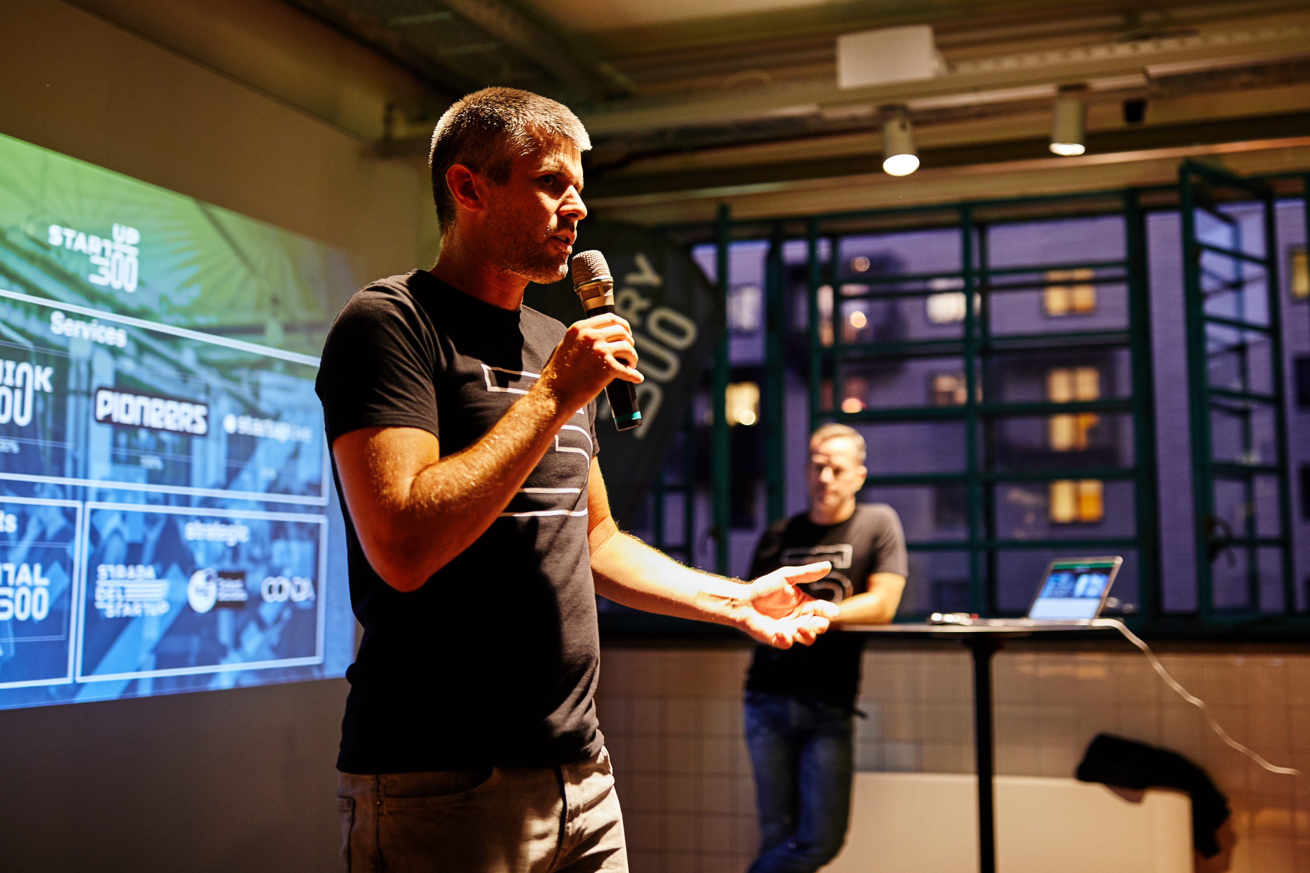 Wortmeldung mit Mikrofon beim startup300-Networking